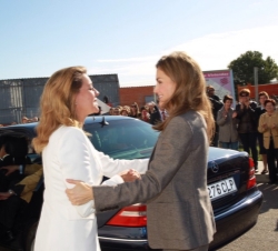 Su Alteza Real la Princesa de Asturias recibe el saludo de la presidenta de la Junta de Comunidades de Castilla-La Mancha, María Dolores de Cospedal